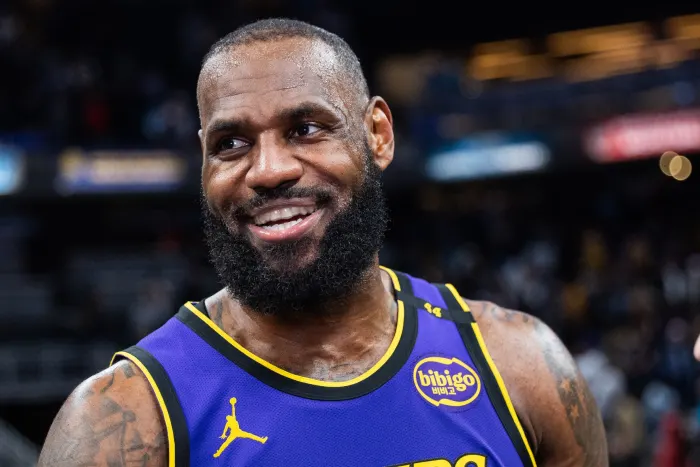 勒布朗·詹姆斯(LeBronJames)以18个季后赛赛季追平卡里姆和邓肯,接近历史纪录。 勒布朗·詹姆斯(LeBronJames)以18个季后赛赛季追平卡里姆和邓肯,接近历史纪录。